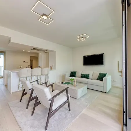 Designer Flat 2br - Central *